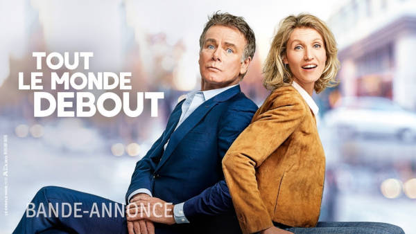 Affiche du film Tout le monde debout montrant Franck Dubosc et Alexandra Lamy assis dos à dos.